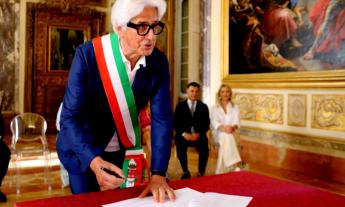 Telefoni roventi nella destra: l’ira di Acquaroli su Poletti