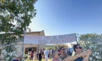 Una colazione in discarica: 300 persone a Montefano, quasi 4mila firme contro il progetto