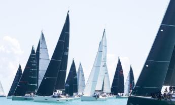 Civitanova-Sebenico al via con 43 imbarcazioni: edizione 2026 da record per i 25 anni