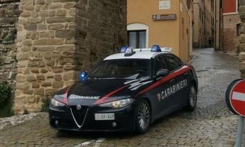 Tolentino, rubano capi d'abbigliamento al supermercato: due uomini fermati con la refurtiva