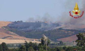 Campo di grano in fiamme a Staffolo, interviene l'elicottero dei vigili del fuoco