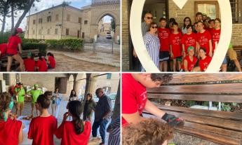 Montelupone - Vernici, panchine rimesse a nuovo e un cuore di legno: la fatica dei ragazzi diventa bellezza