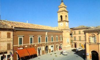 Pollenza, l’alba si fa musica: successo per il “Pianista sul Maggiolone”