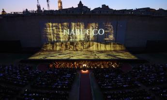 Un deserto di pietra, un coro di popoli: il Nabucco inaugura il MOF 2026