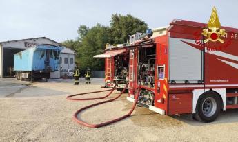 Macerata, incendio in un container di rifiuti speciali, intervengono i Vigili del fuoco