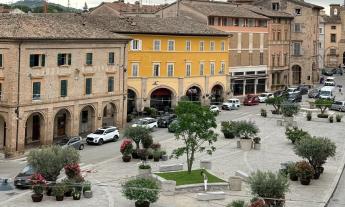 San Severino, il "verde itinerante” resta in piazza del Popolo: l’allestimento estivo conquista tutti