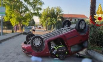 Montecassiano - Scontro tra due auto, una si ribalta: tre coinvolti, una donna ferita