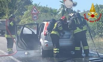 Tolentino, scontro tra tre auto in contrada Santa Lucia: una vettura incendiata dopo l’impatto