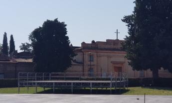 Urbisaglia, palco accanto al cimitero: scoppia la polemica. Gli organizzatori: "Scelta obbligata per la sicurezza"