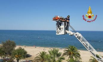 Uomo bloccato al quarto piano, scatta il soccorso con l'autoscala: calato dalla finestra sulla barella