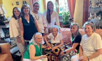 Da Montecosaro un filo di lana che unisce generazioni: gli anziani realizzano coperte per Ninetta ed Edda