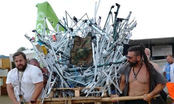 Montelago, i rifiuti diventano arte: il "Trono di gazebi" vince la prima edizione di RubbishArt
