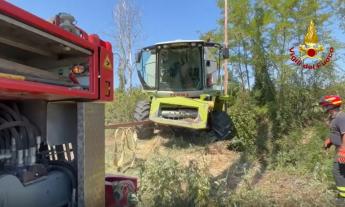 Colbuccaro, ponte agricolo cede sotto il peso della mietitrebbia: Vigili del fuoco al lavoro