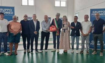 Macerata, Fisiomed dona un defibrillatore alla nuova palestra di via Metauro