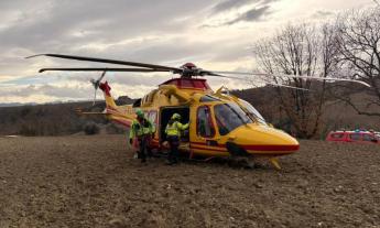 Montecassiano, perde il controllo dell'auto si ribalta: donna trasportata a Torrette in eliambulanza