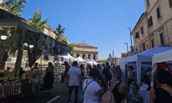 È il giorno clou di San Giuliano, più stand in centro: "Macerata deve riscoprire la fiera di una volta"