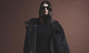 Dal total black ai contrasti: come indossare il cappotto nero da donna