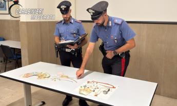 Macerata, truffe agli anziani: si fanno consegnare oro e contanti per 10mila euro, fermati due giovani