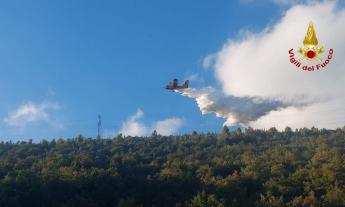 Incendio boschivo a Caldarola, arrivano due Canadair: in volo anche l’elicottero Vvf