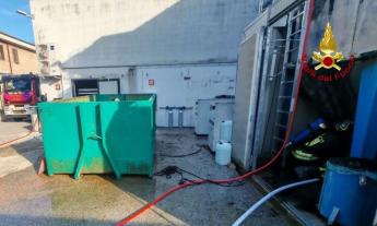Montecassiano, fiamme nel filtro di aspirazione di un macchinario laser: Vigili del Fuoco al lavoro in un'azienda