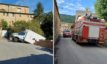 San Severino, camion finisce in bilico sulla scarpata, chiusa la strada per Castello al Monte