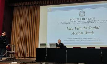 Cyberbullismo, messaggi d'odio e radicalizzazione online: la Polizia Postale incontra gli studenti a Macerata
