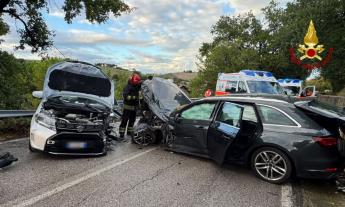 Scontro frontale tra due auto: una persona resta incastrata nell'abitacolo, due feriti all'ospedale