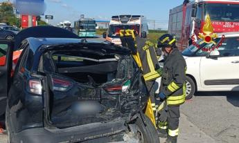 Scontro tra due auto e un camion sulla Statale Adriatica: tre feriti, uno estratto dalle lamiere