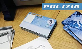 Porta la carta d'identità senza microchip per rinnovare il passaporto: denunciato un 27enne