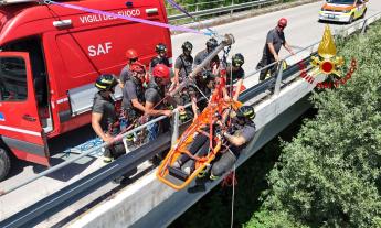 Lago di Fiastra, maxi addestramento dei vigili del fuoco: soccorsi in acqua con droni e l'elicottero da Pescara