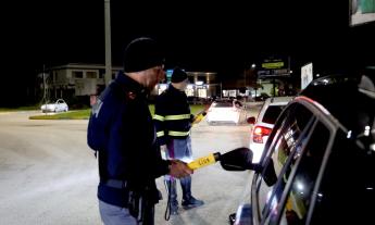 Civitanova - Una Bmw fugge all'alt, un conducente mostra una patente greca falsa: notte di controlli