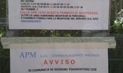 L’avviso relativo alle soppressioni delle fermate in concomitanza degli spettacoli allo Sferisterio. Per agevolare l’utenza, da notare il rimando non ad una pagina informativa specifica ma alla home page del sito di APM, dove bisogna cercare le informazioni sugli autobus in mezzo a quell