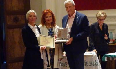 Primo Premio in lingua italiana “Infinito oltre la siepe” alla poetessa Luciana Salvucci con la poesia “Le braccia del Ginepro” Consegna il premio Sindaco di Recanati Antonio Bravi e Assessore alla Cultura Rita Soccio