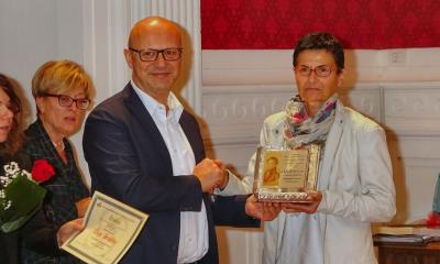 Primo Premio poesia dialettale “Infinito: Oltre la siepe” alla poetessa Diana Brodoloni con la poesia “De tante porte” Consegna il premio  a nome della Segreteria Cisl Marche, il Segretario regionale Cisl Marche Marco Ferracuti