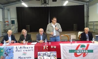 Domenica 20 Ottobre presso sala polivalente “Annalena Tonelli” Caldarola – Festa 20 Anni Anteas Macerata Presidente L’Albero dei Cuori Nazzareno Tartufoli, Presidente Anteas Macerata Lorenzo Tamburrini, Segretario FNP Cisl Marche Mario Canale, Responsabile Ast Tolentino Rocco
