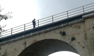 La scientifica sopra al ponte