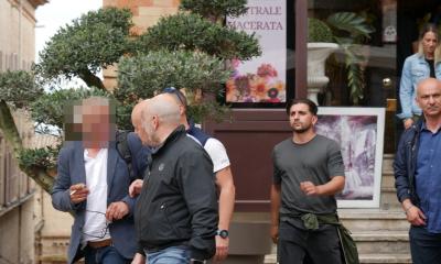 L'uscita dell'uomo dal locale