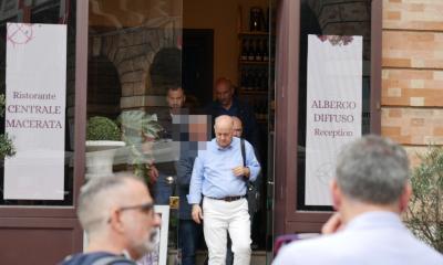 L'uscita dell'uomo dal locale