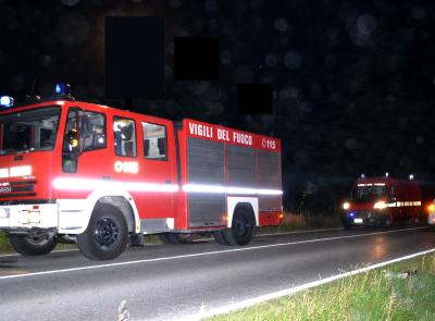 Paura durante il maltempo: albero piomba sull'autobotte dei Vigili del Fuoco. Equipaggio salvo per miracolo