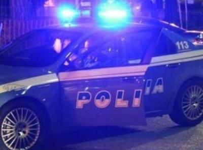 Lite in centro, 29enne colpito al volto da un gruppo di giovani: indaga la polizia