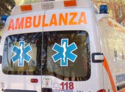 Tolentino, scontro tra due auto in via Sacharov: una si ribalta contro un muro Tolentino, scontro tra due auto in via Sacharov: una si ribalta contro un muro