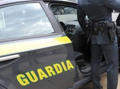 Contrabbando in aeroporto: sequestrati 58 kg di tabacco e 30 litri di alcolici