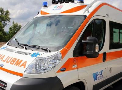 Corridonia, si schianta con l'auto contro la recinzione di un'abitazione: giovane all'ospedale