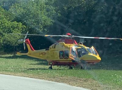 Tolentino, incidente sul lavoro in azienda: operaio soccorso in eliambulanza Tolentino, incidente sul lavoro in azienda: operaio soccorso in eliambulanza