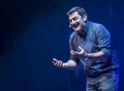 Max Giusti star a Corridonia per le feste patronali: in piazza arriva lo show gratuito "Bollicine Update"