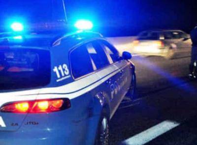 Percorre la superstrada a piedi, poi aggredisce i poliziotti con calci e pugni: denunciato