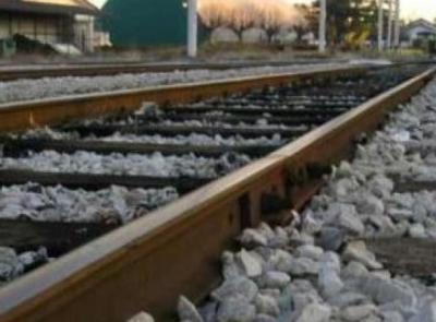 Finanziere salva un ragazzo in bilico sui binari: arrivano i soccorsi Finanziere salva un ragazzo in bilico sui binari: arrivano i soccorsi