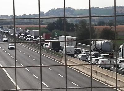 Incidente sulla A14 a Civitanova: camion sfonda lo spartitraffico e invade la carreggiata