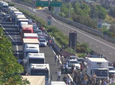 Incidente all'alba in A14, auto contro la parete di una galleria: a bordo anche due bambini