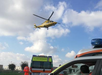 Porto Recanati, scontro tra auto e moto: centauro a Torrette in eliambulanza